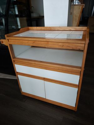 une commode blanche et en bois avec des tiroirs dans la pièce