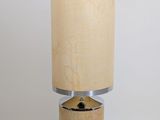 une photo d'une lampe de table avec un pied en bois et un pied en métal