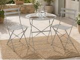 deux chaises et une table sur la terrasse