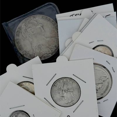 quelques pièces d'argent sont posées sur une pile de cartes blanches