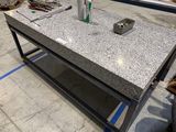 une table placée au milieu d'une pièce