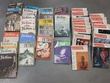 un grand nombre de livres posés sur une table