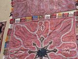 deux tapis posés par terre, avec une araignée sur l'un d'entre eux
