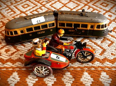 une petite moto miniature et une petite voiture miniature posées sur une table