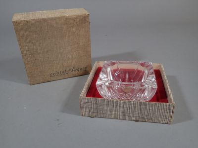 un petit bol en verre dans une boîte posée sur une table