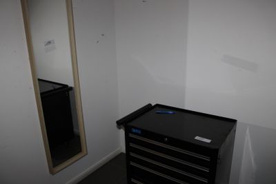 une photo d'une salle de bains avec un meuble noir et un miroir