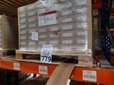 une grande pile de boîtes sur une palette dans un entrepôt