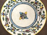 une assiette avec un oiseau sur une table