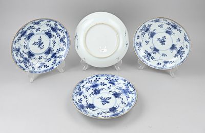 quatre assiettes bleues et blanches ornées de motifs floraux