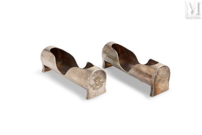 une paire de serre-joints anciens en bois sur fond blanc