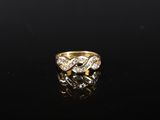 une bague en or et diamants sur une surface noire