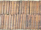 plusieurs piles de vieux livres empilées les unes sur les autres sur une table