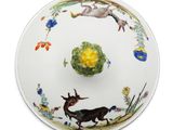 une assiette blanche sur laquelle sont représentés un cerf et une fleur