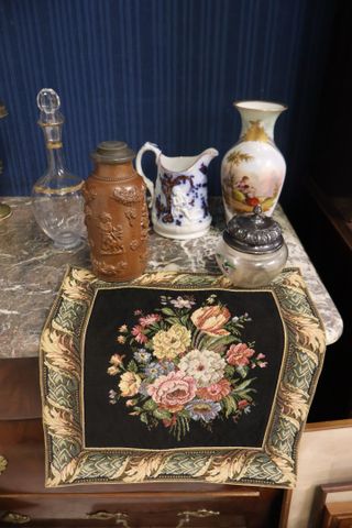 Lot : une bouteille en terre de Beauvaisis, vase balustre en porc...