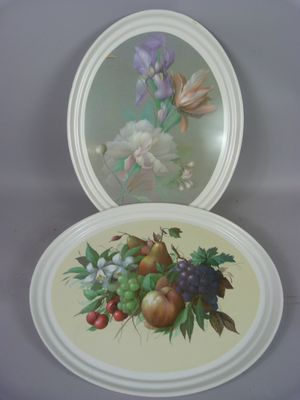 deux assiettes posées sur une table, ornées de fruits et de fleurs