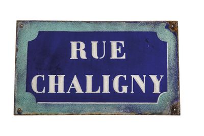 blue and white sign with the words rue challigny on it