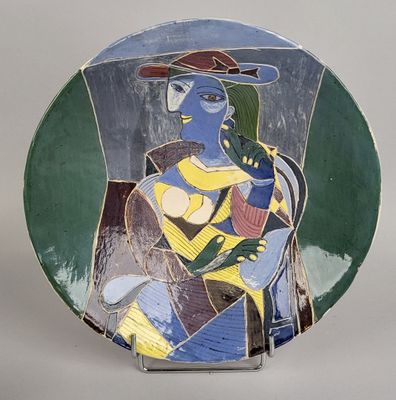 une assiette sur laquelle est représentée une femme