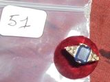 une pomme rouge ornée d'un anneau bleu et blanc