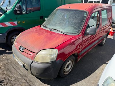 une camionnette rouge garée à côté d'un camion vert