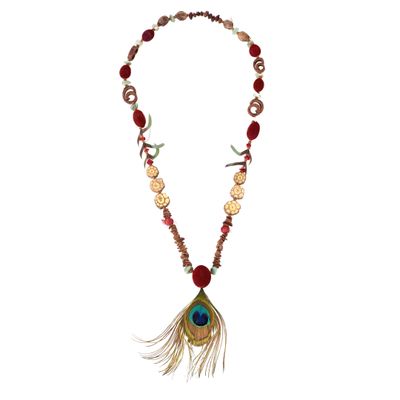 un gros plan d'un collier orné d'une plume de paon