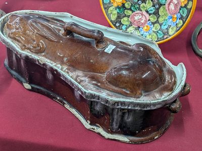 une statue représentant une femme allongée dans une boîte posée sur une table