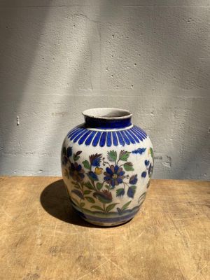 un vase bleu et blanc posé sur une table en bois
