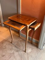 Petite table de salon en placage de bois fruitier, elle ouvr… (photo 2)