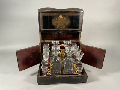 Cave à liqueurs de forme rectangulaire en bois noirci et pla…