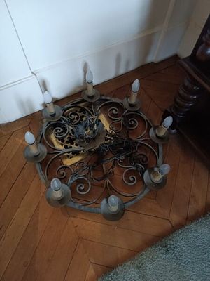 une horloge posée par terre à côté d'une commode