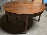 une table en bois posée sur le sol en béton