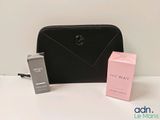 le contenu d'un sac à main noir, d'une boîte rose et d'un portefeuille noir