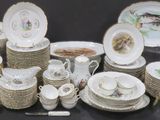 beaucoup d'assiettes et de tasses sur la table