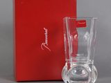 une boîte rouge sur laquelle est posé un verre et une boîte rouge sur laquelle est posé un verre