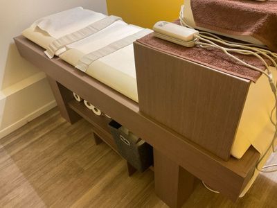 un lit sur lequel est posé un téléphone, dans une chambre
