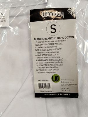 une étiquette au dos d'un t-shirt blanc