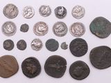 un assortiment de pièces de monnaie romaines antiques sur un fond blanc