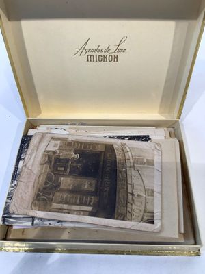 une boîte ouverte dans laquelle figure l'image d'un bâtiment