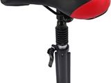 un gros plan d'une selle de vélo rouge et noire posée sur un support