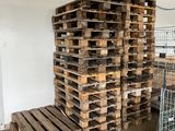 de nombreuses palettes empilées les unes sur les autres dans un entrepôt