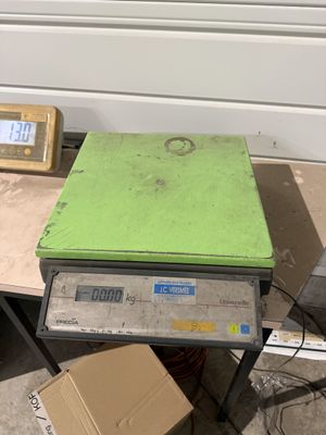 une balance posée sur une table, à côté d'une boîte