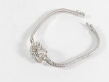 bracelet plaqué argent orné d'un motif floral sur fond blanc