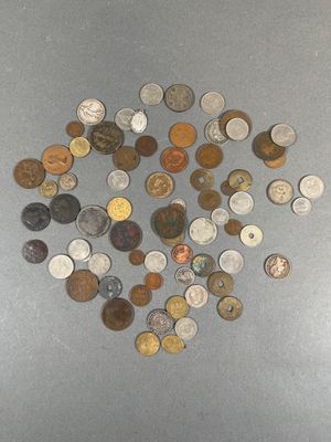 beaucoup de pièces qui sont sur la table