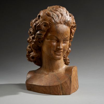 F. FERIOLI (XXe siècle). Buste d'une élégante. Frêne sculpté…