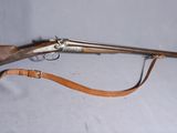 un vieux fusil dans un étui en cuir posé sur une surface blanche