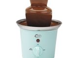 La fontaine à chocolat est posée sur un saladier bleu.