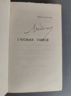 un livre ouvert avec une écriture dessus, posé sur une table