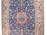 un tapis bleu et rouge à motifs floraux