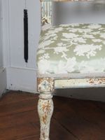 PAIRE DE CHAISES en bois mouluré, sculpté et laqué beige à d… (photo 4)