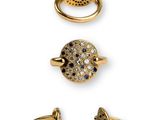 un ensemble composé de trois bagues en or et d'une bague sertie de diamants bleus et blancs