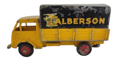 un petit camion jaune avec une boîte noire à l'arrière